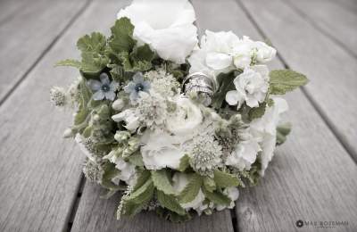 wedding flowers with rings